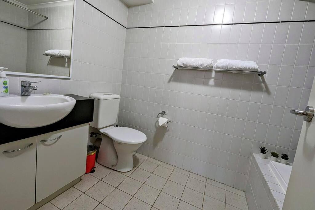 & Lakeside With Free Parking, Pool And 10 Mins Walk Into The * Perth