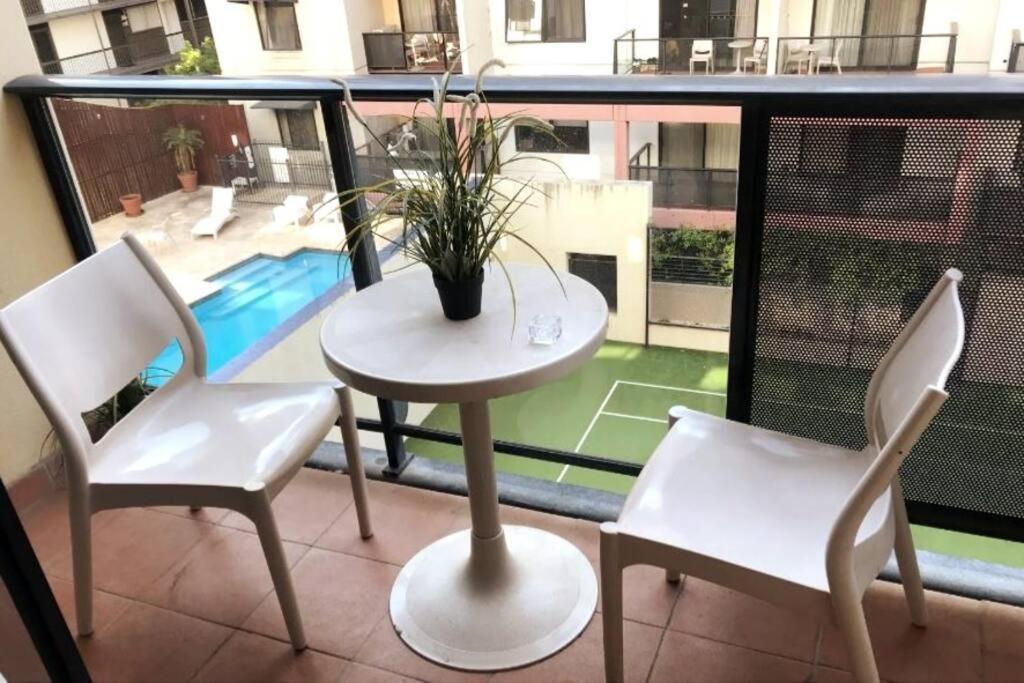 & Lakeside With Free Parking, Pool And 10 Mins Walk Into The Apartment Perth