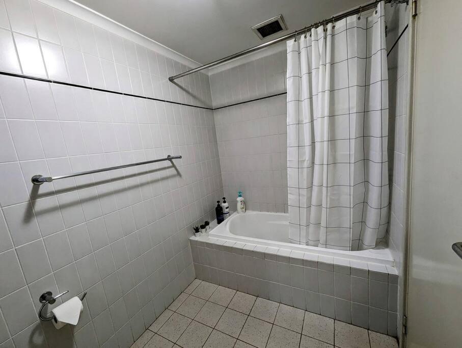 & Lakeside With Free Parking, Pool And 10 Mins Walk Into The Perth