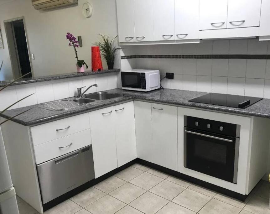 Apartment & Lakeside With Free Parking, Pool And 10 Mins Walk Into The *
