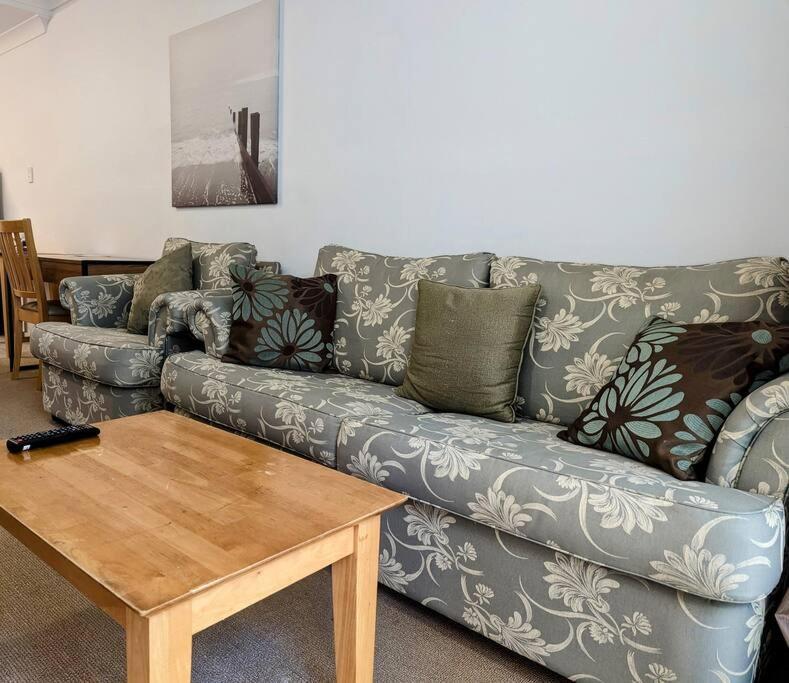 & Lakeside With Free Parking, Pool And 10 Mins Walk Into The