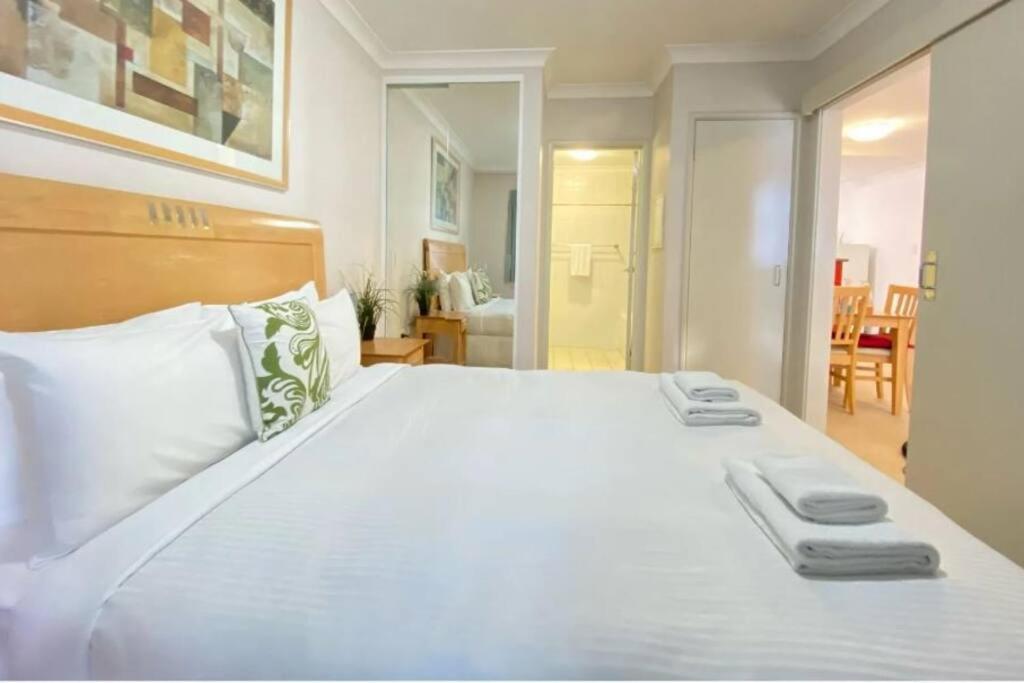 Apartment & Lakeside With Free Parking, Pool And 10 Mins Walk Into The Perth