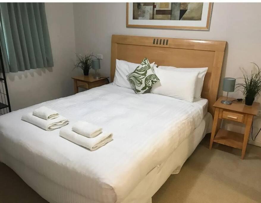 Apartment & Lakeside With Free Parking, Pool And 10 Mins Walk Into The