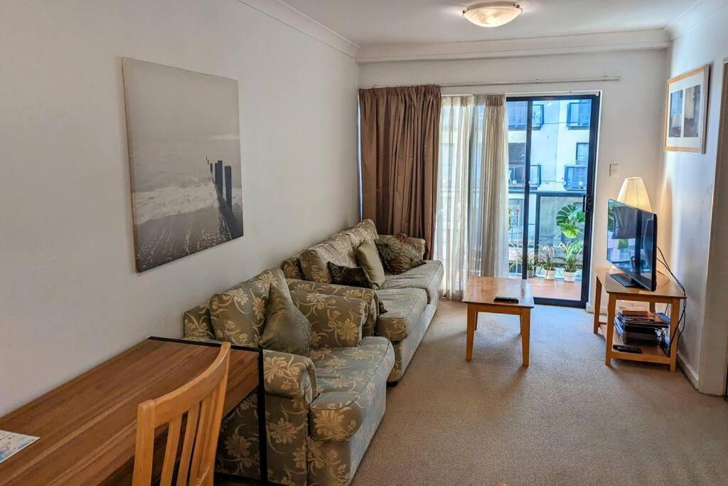 Apartment & Lakeside With Free Parking, Pool And 10 Mins Walk Into The *