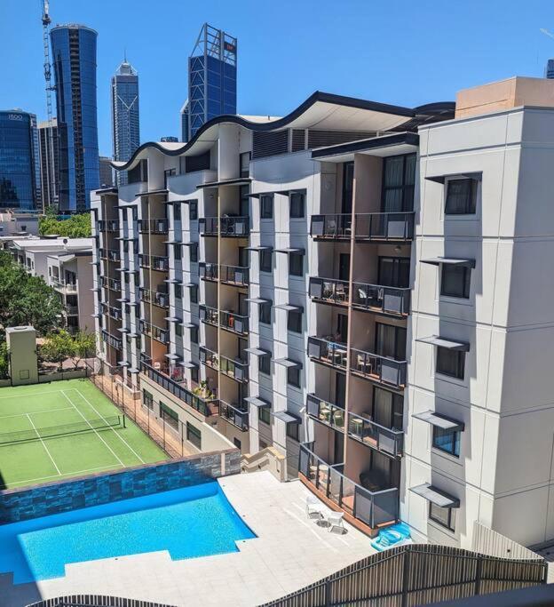 & Lakeside With Free Parking, Pool And 10 Mins Walk Into The * Perth
