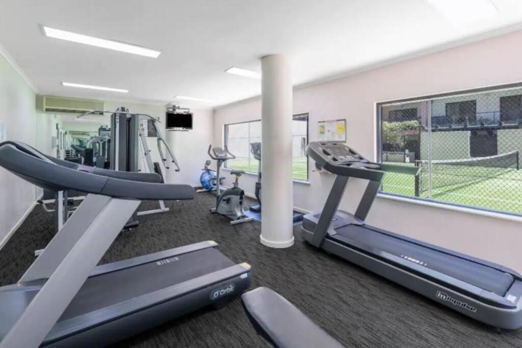 & Lakeside With Free Parking, Pool And 10 Mins Walk Into The Apartment Perth