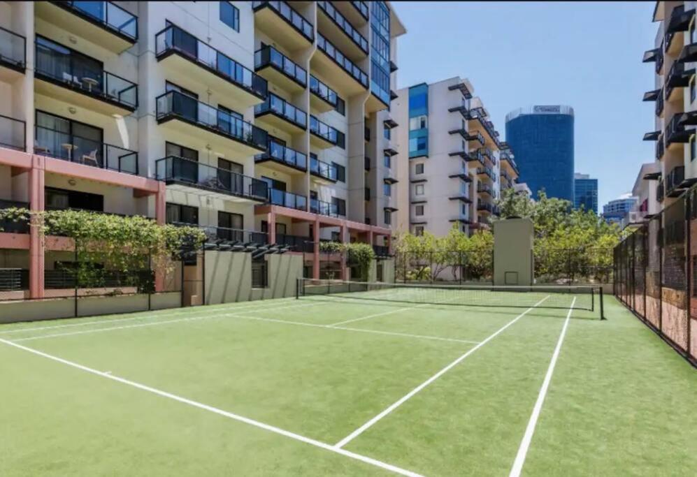 Apartment & Lakeside With Free Parking, Pool And 10 Mins Walk Into The *