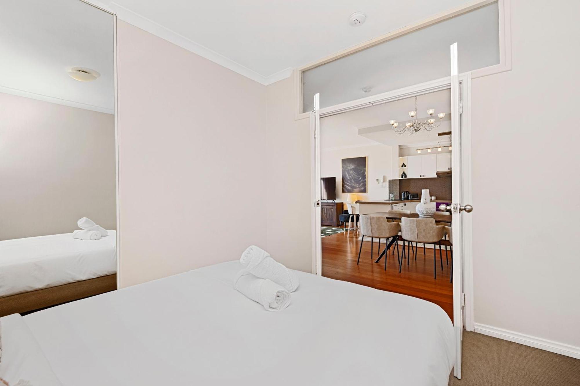 Apartment 3br East Penthouse Views & Style *