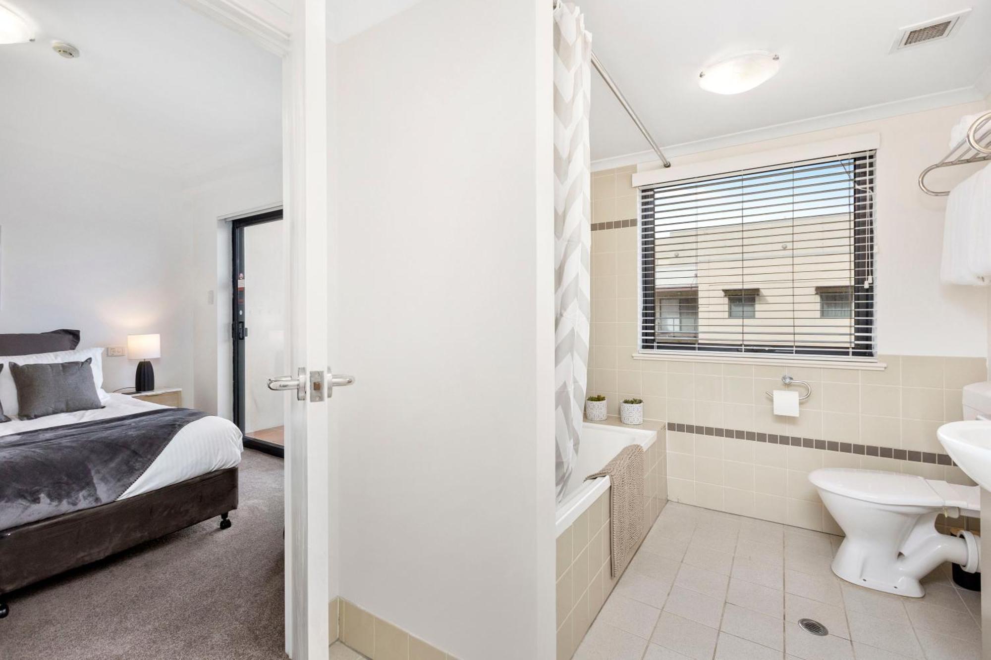 1br View Gem On Mounts Bay Road *