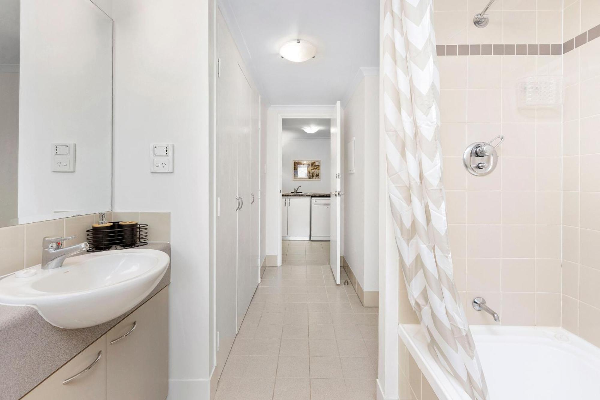 1br View Gem On Mounts Bay Road *