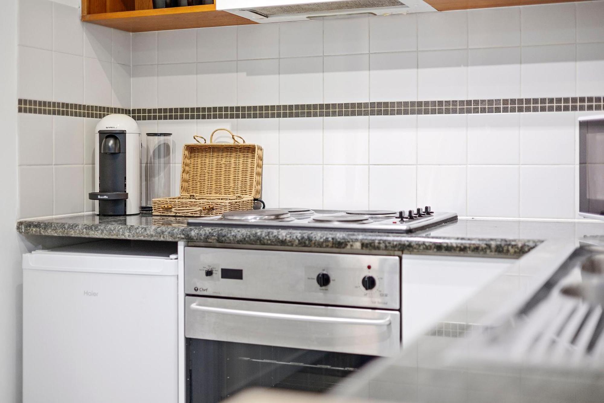 1br View Gem On Mounts Bay Road *