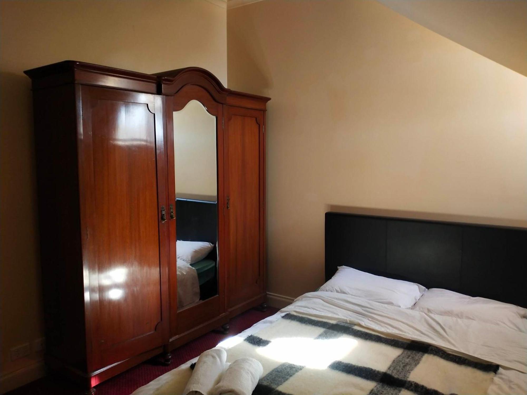 Quiet And Peaceful City Living With Free Parking Homestay *