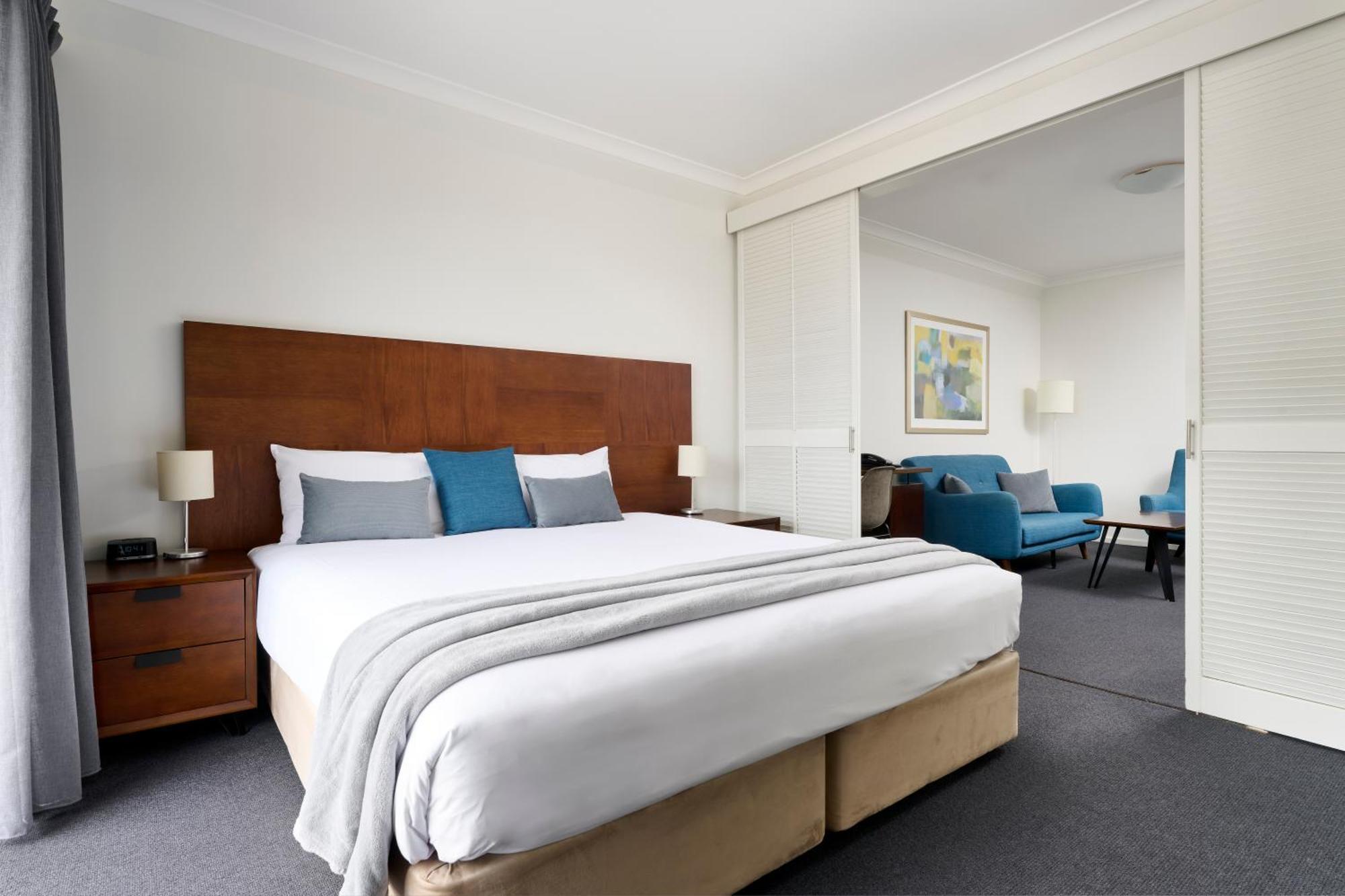 Quest West End Aparthotel 4*