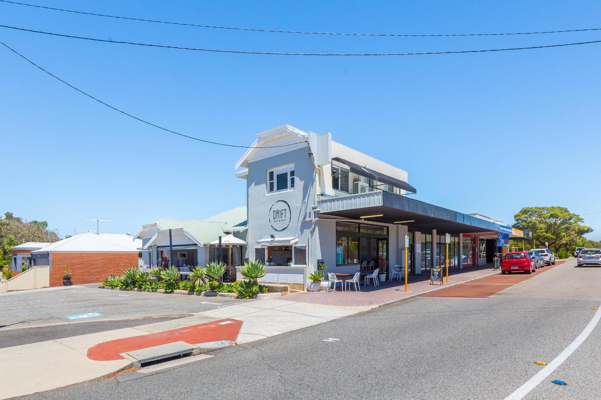 Coastal Convenience! Walk To The Shops & Cafes... *