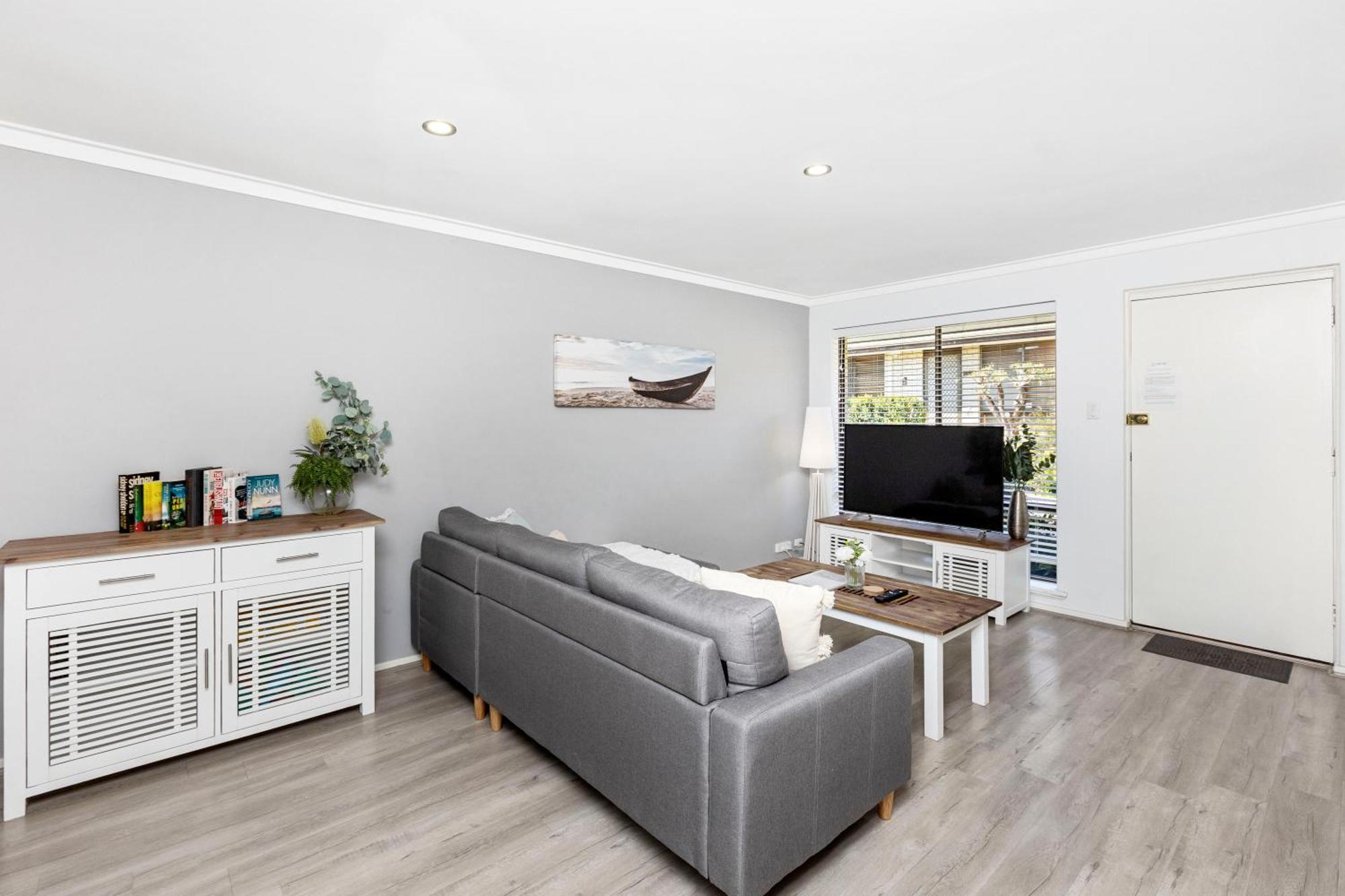 Coastal Convenience! Walk To The Shops & Cafes... Perth