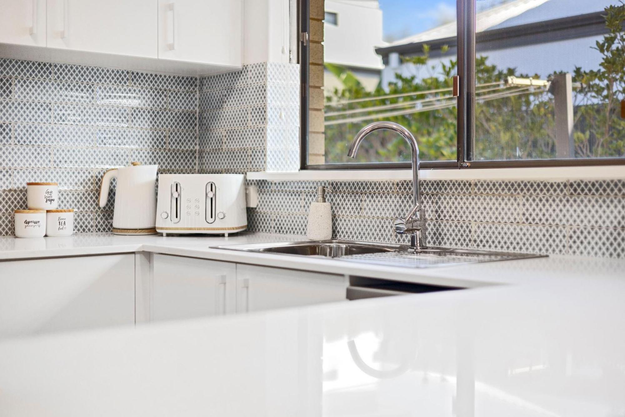 Villa Coastal Convenience! Walk To The Shops & Cafes... Perth