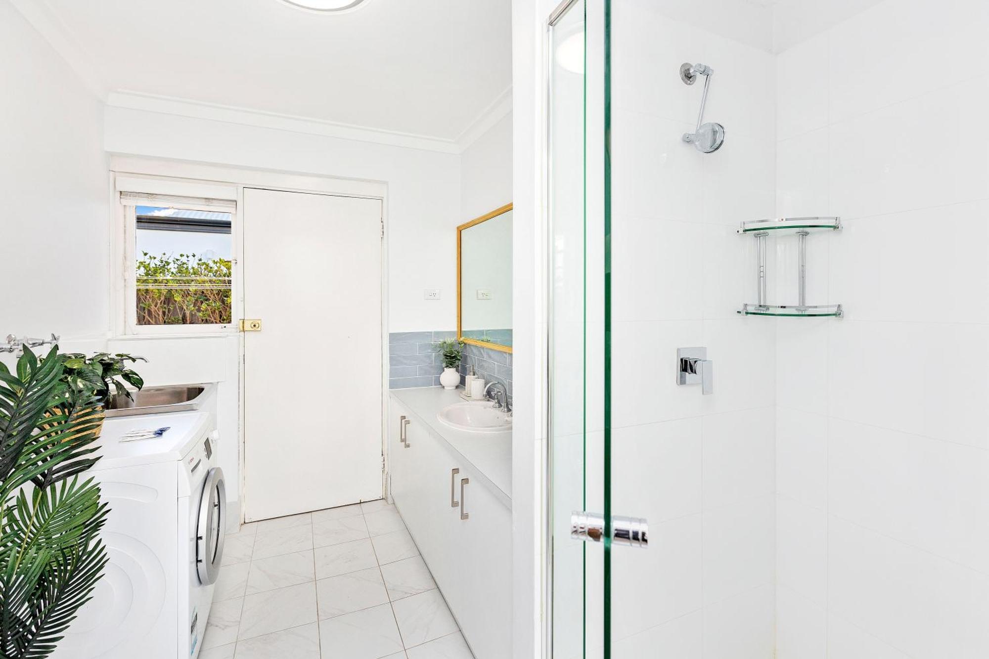 Coastal Convenience! Walk To The Shops & Cafes... * Perth