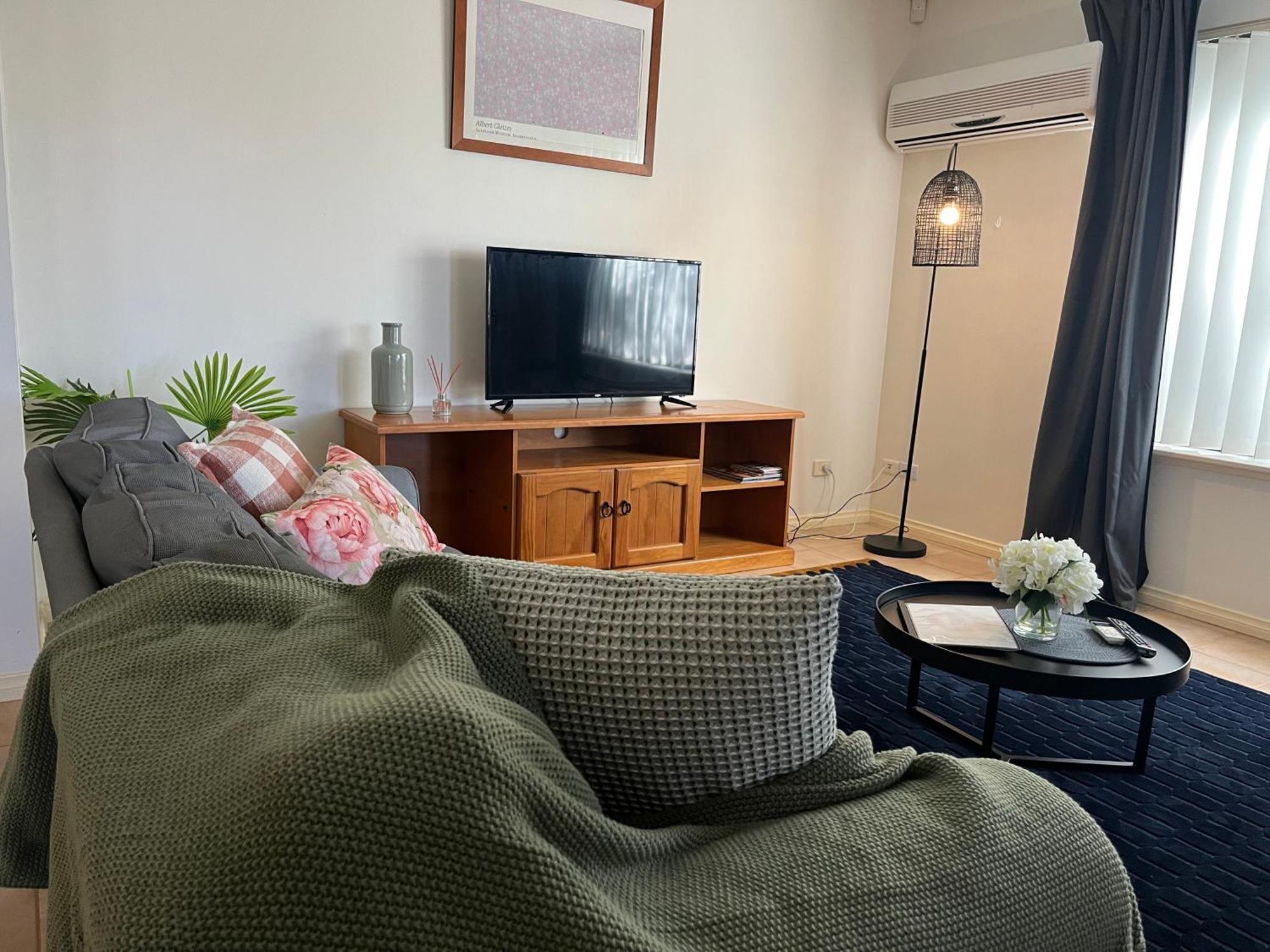 11 Secluded Shaw Family Innaloo Holiday home Perth