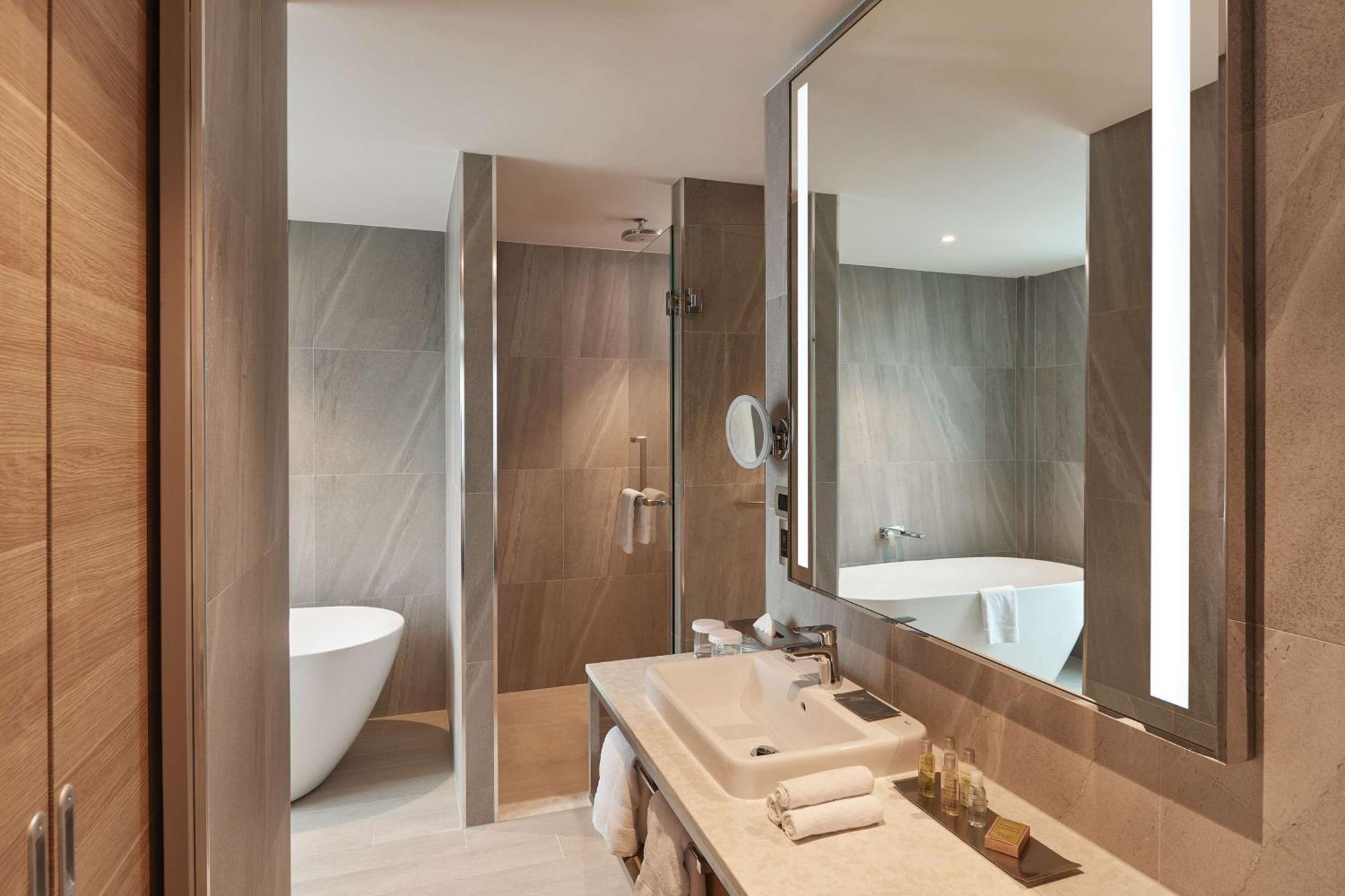 Doubletree By Hilton Waterfront Hotel Perth