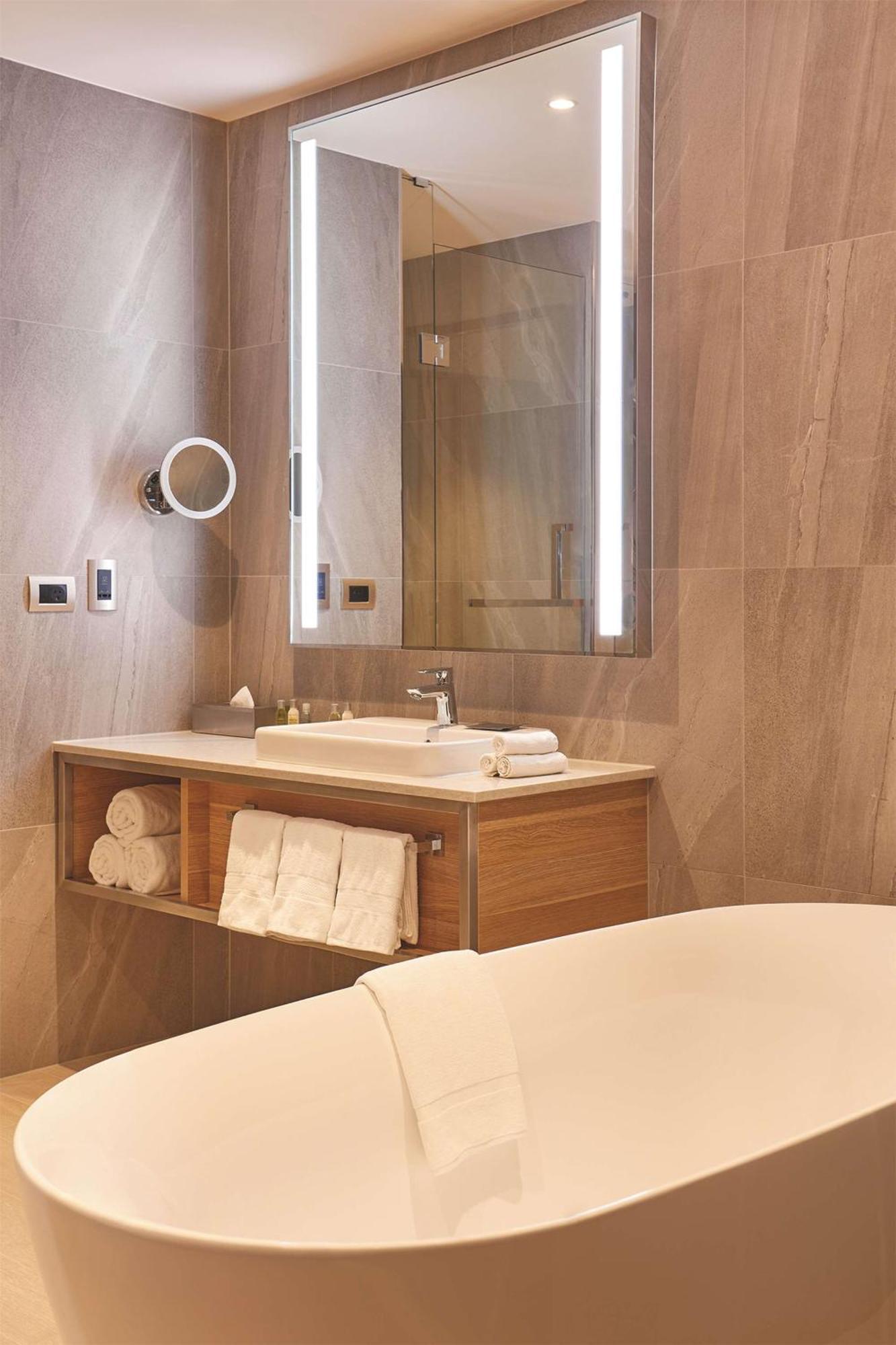 Hotel Doubletree By Hilton Waterfront 4*
