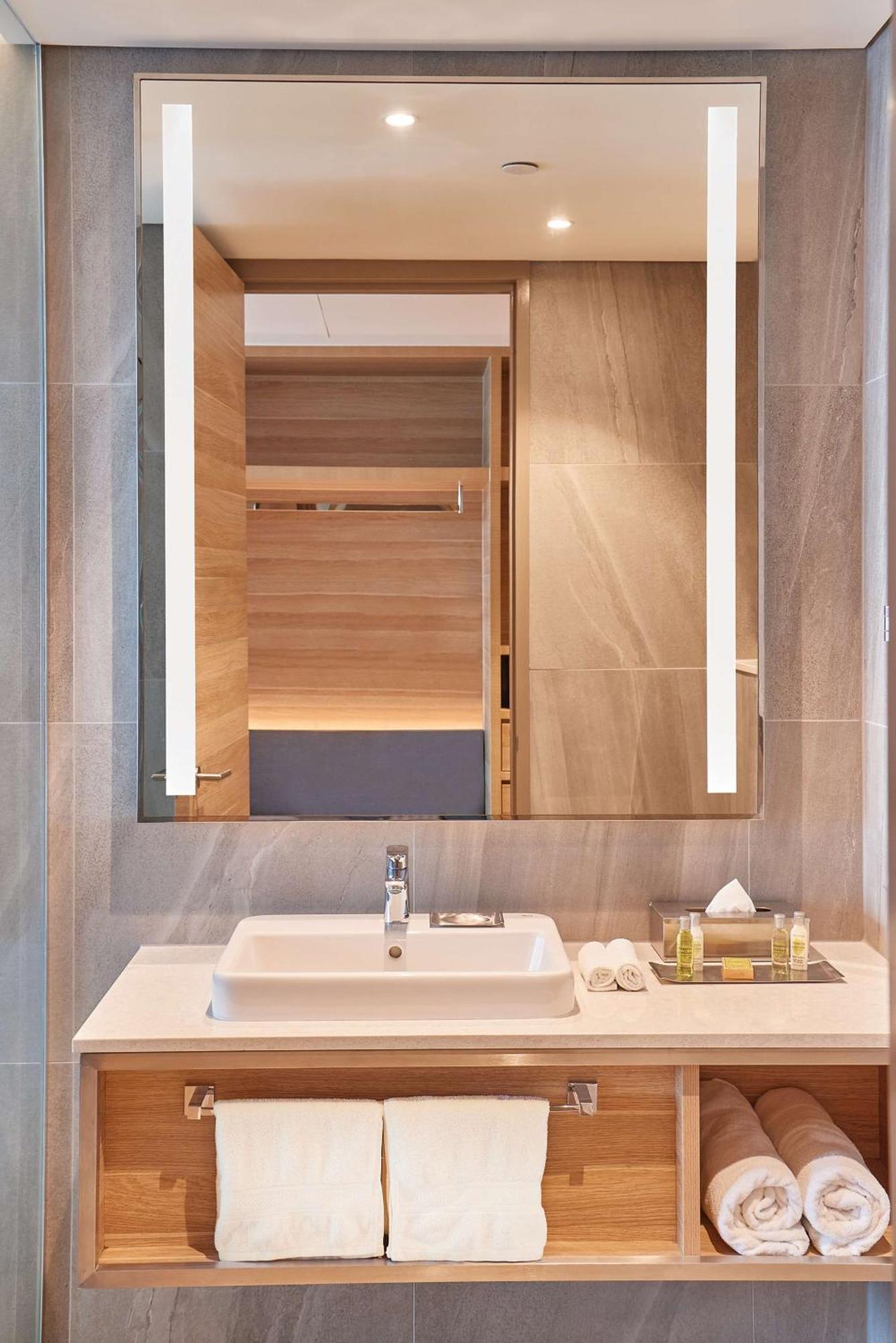 Doubletree By Hilton Waterfront Hotel 4*