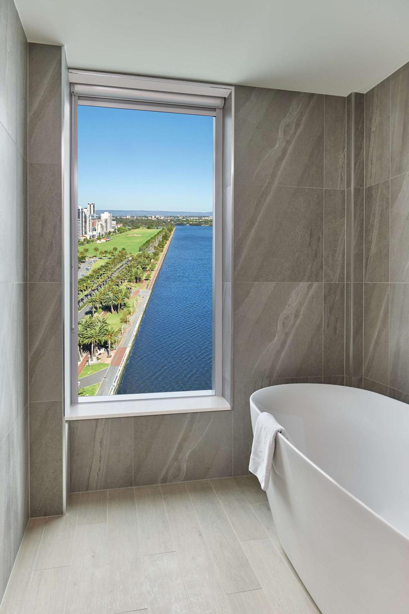 Hotel Doubletree By Hilton Waterfront 4*