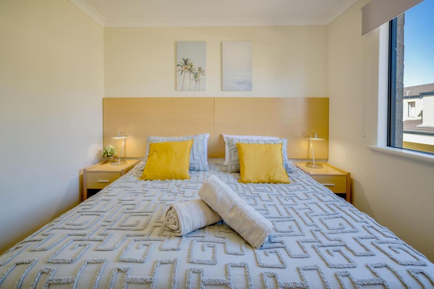 Belmont Comfort - And Light-filled Holiday home