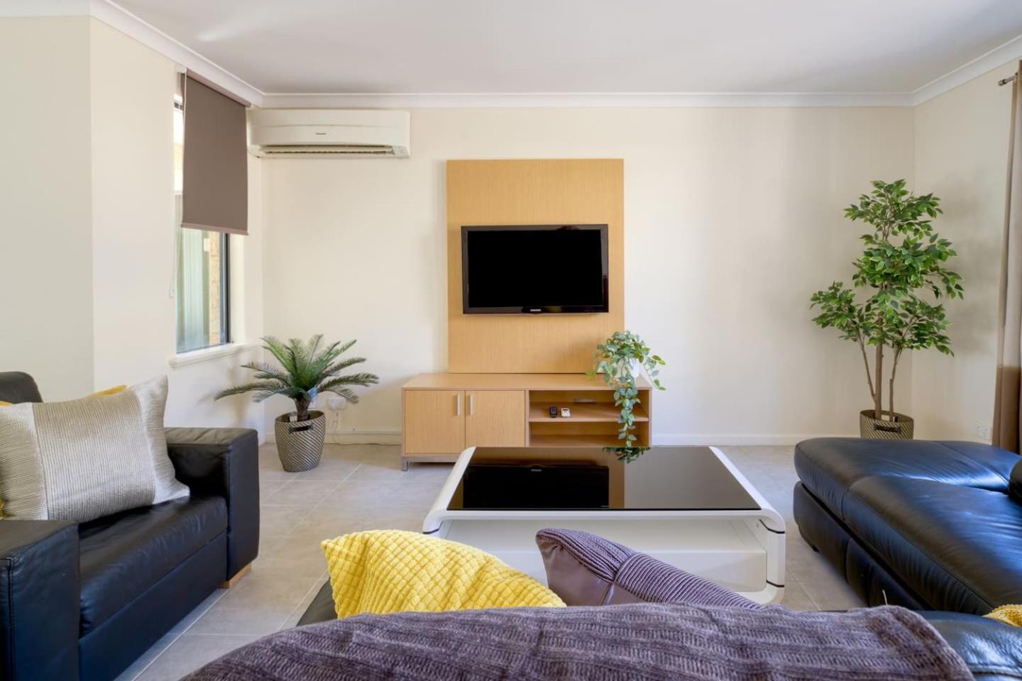 Belmont Comfort - And Light-filled Holiday home *