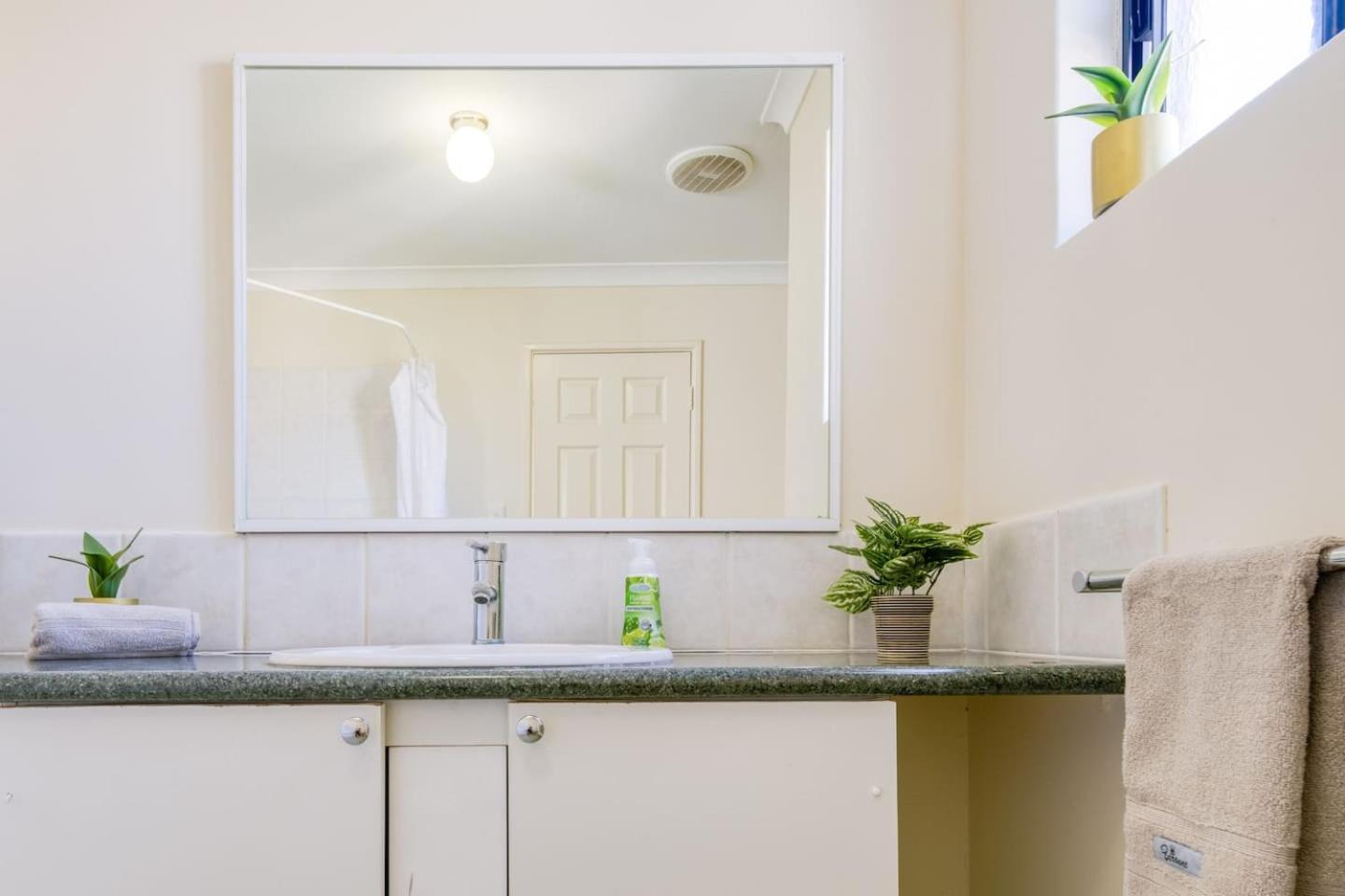 Belmont Comfort - And Light-filled Holiday home *