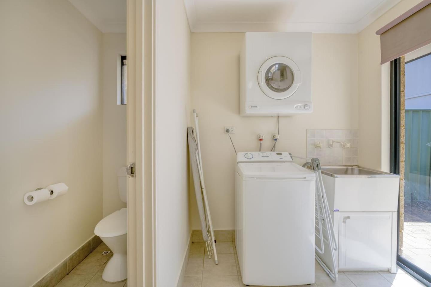 Belmont Comfort - And Light-filled Holiday home