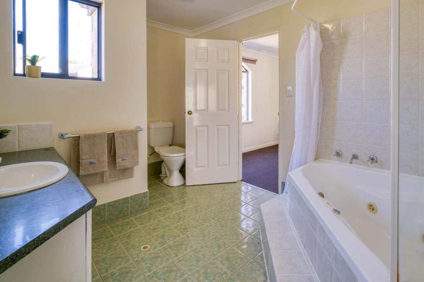 Belmont Comfort - And Light-filled Perth