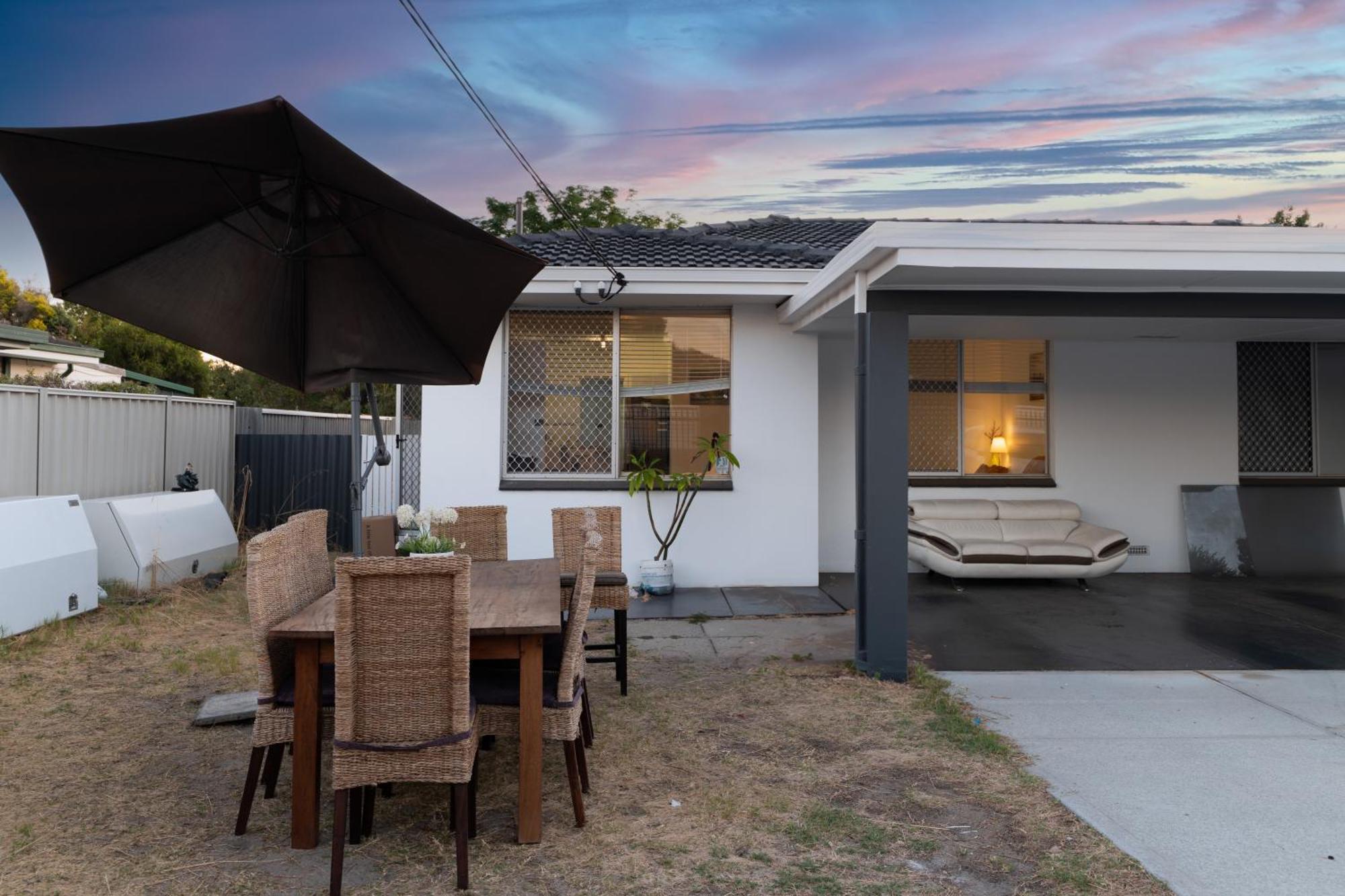 Cozy 5 Bed House Nr Airport/dfo/casino Holiday home *