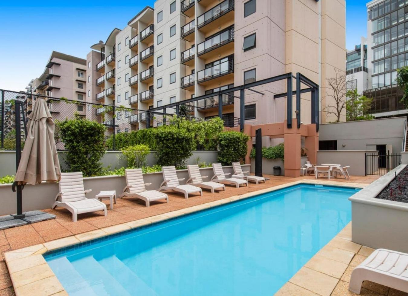 Lovely With Private Courtyard, Pool, Free Parking, Gym Apartment