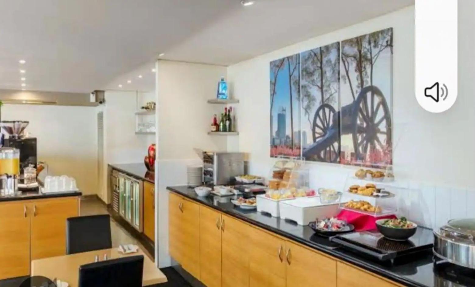 Lovely With Private Courtyard, Pool, Free Parking, Gym * Perth