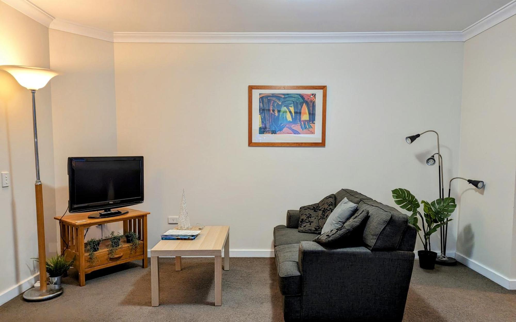 Apartment Lovely With Private Courtyard, Pool, Free Parking, Gym Perth