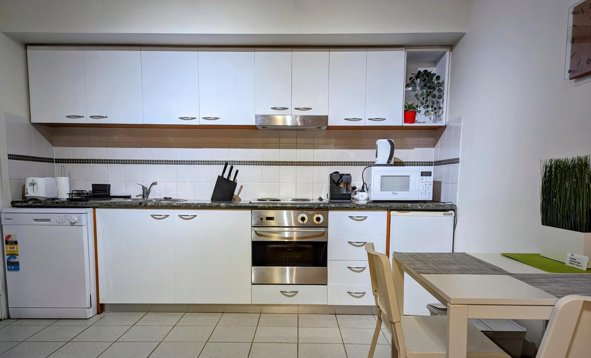 Apartment Lovely With Private Courtyard, Pool, Free Parking, Gym *