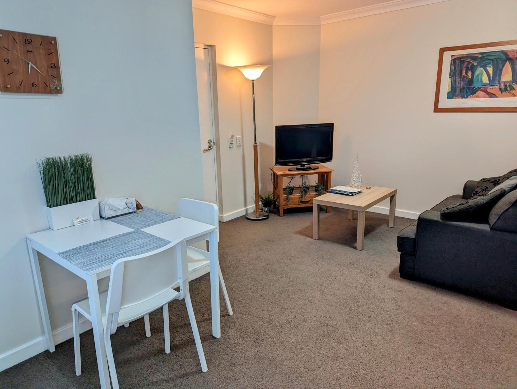 Lovely With Private Courtyard, Pool, Free Parking, Gym Apartment *