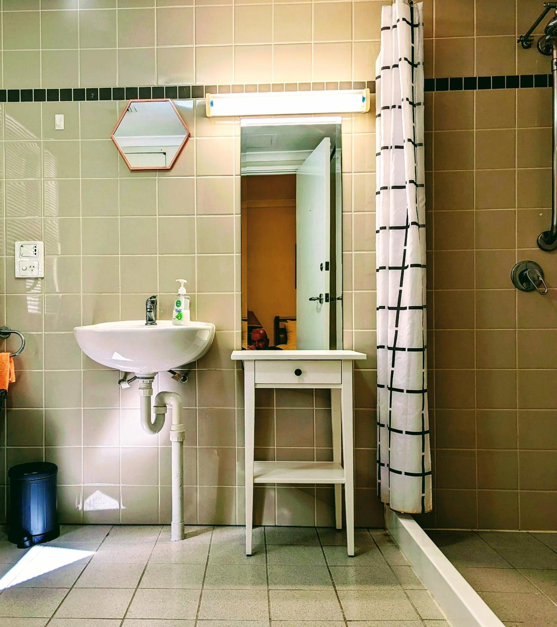 Lovely With Private Courtyard, Pool, Free Parking, Gym Perth