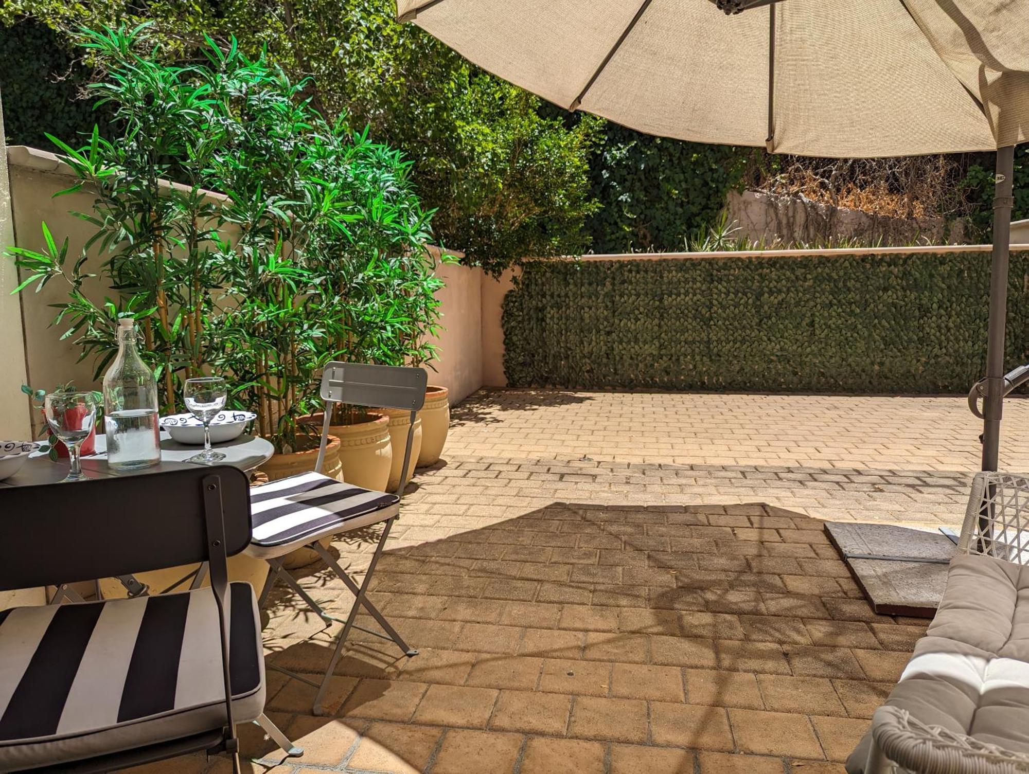 Lovely With Private Courtyard, Pool, Free Parking, Gym * Perth