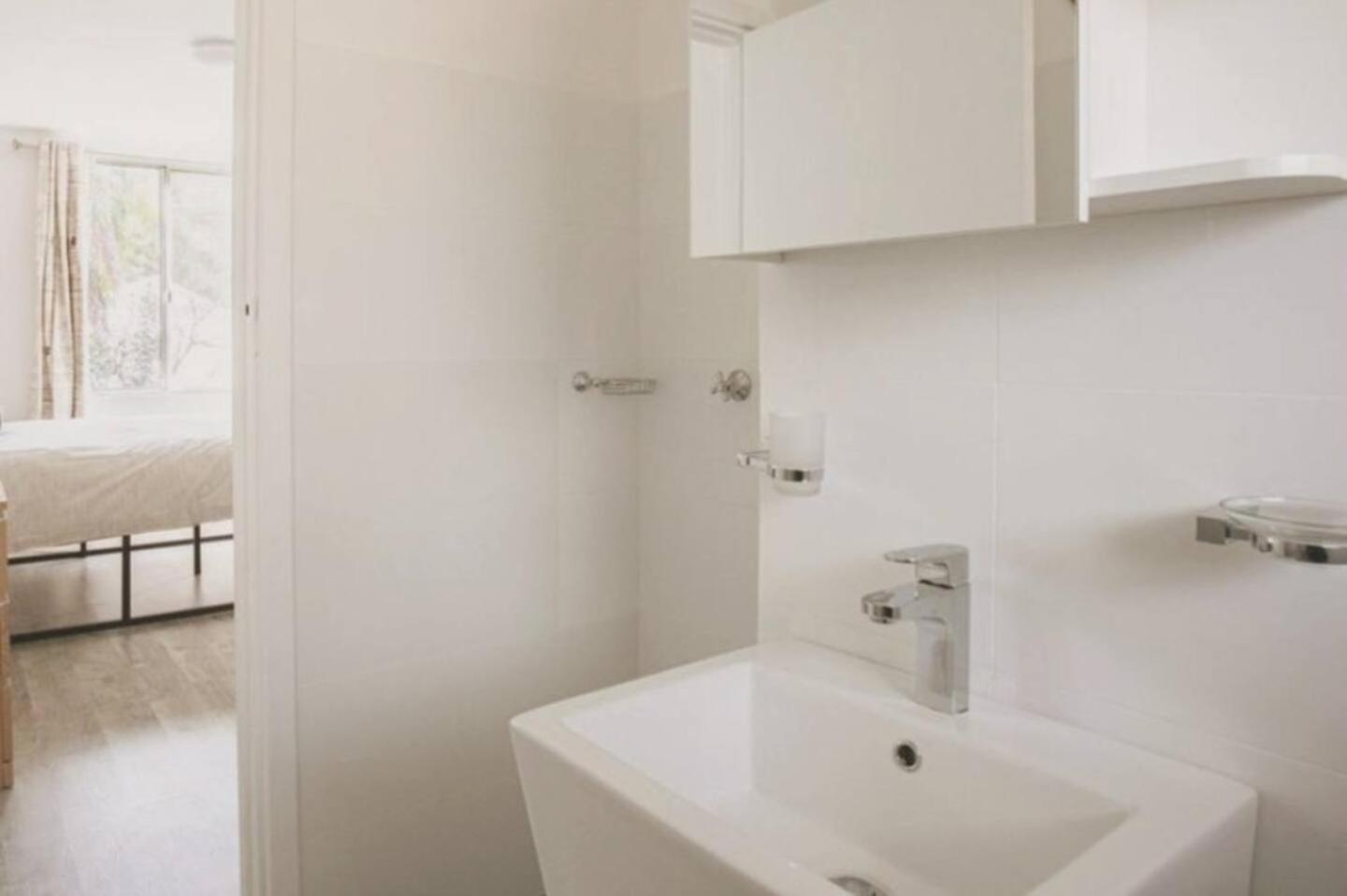 Serenity And Comfort In Subiaco 1 Bedroom Unit Perth