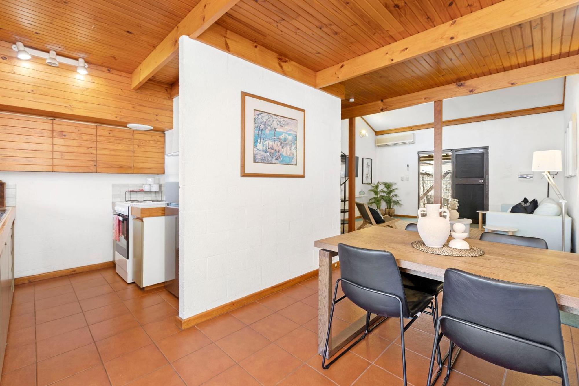 Apartment 15 Cottesloe - Steps From - Sleeps 3 *
