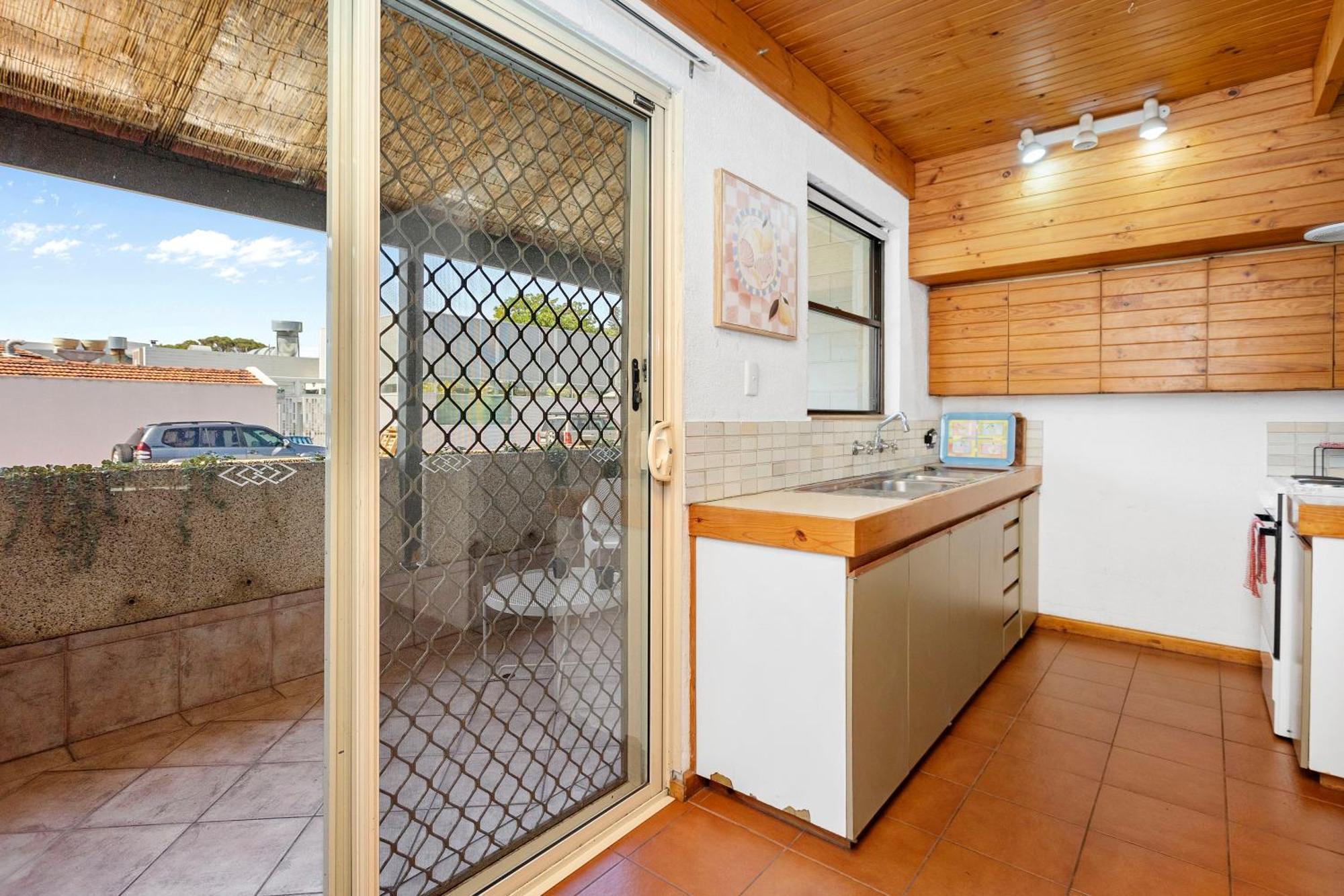 15 Cottesloe - Steps From - Sleeps 3