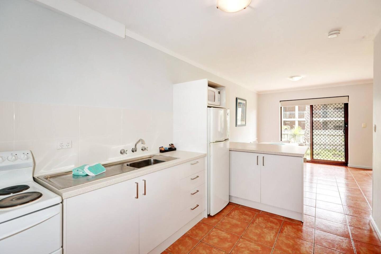 West Beach Lagoon 204 - Ground Floor! Apartment Perth