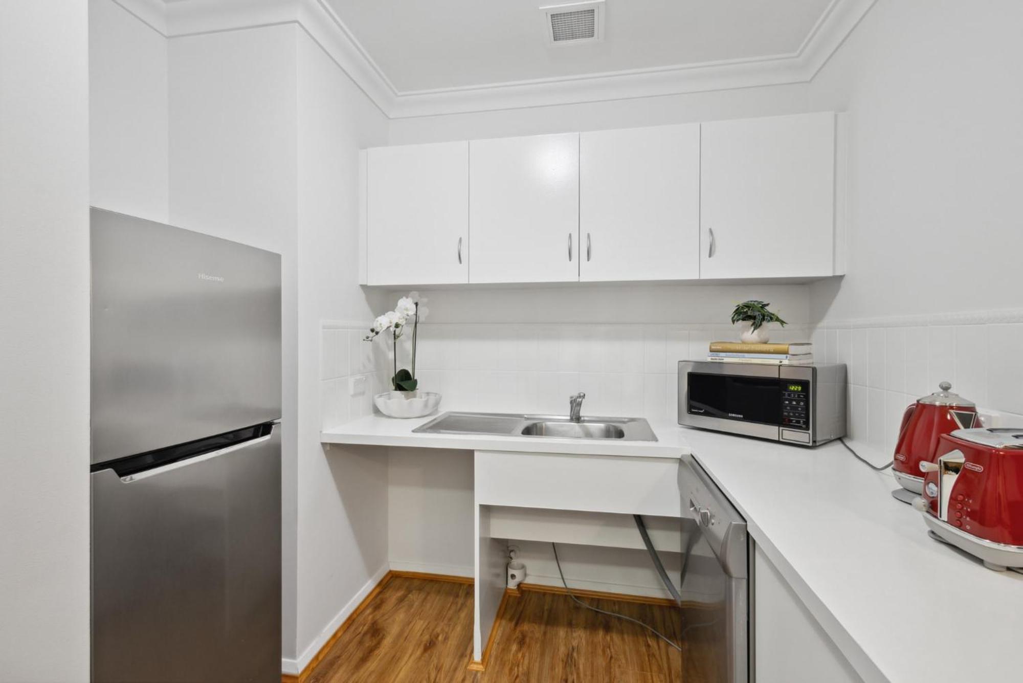 1bdr 1bth 1prk - Street Joy Apartment