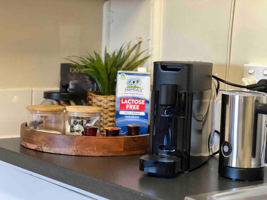 Humble & Cosy, In The Heart Of East Vic Park Apartment