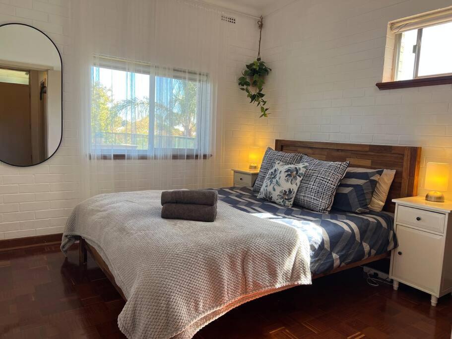 Humble & Cosy, In The Heart Of East Vic Park Apartment *