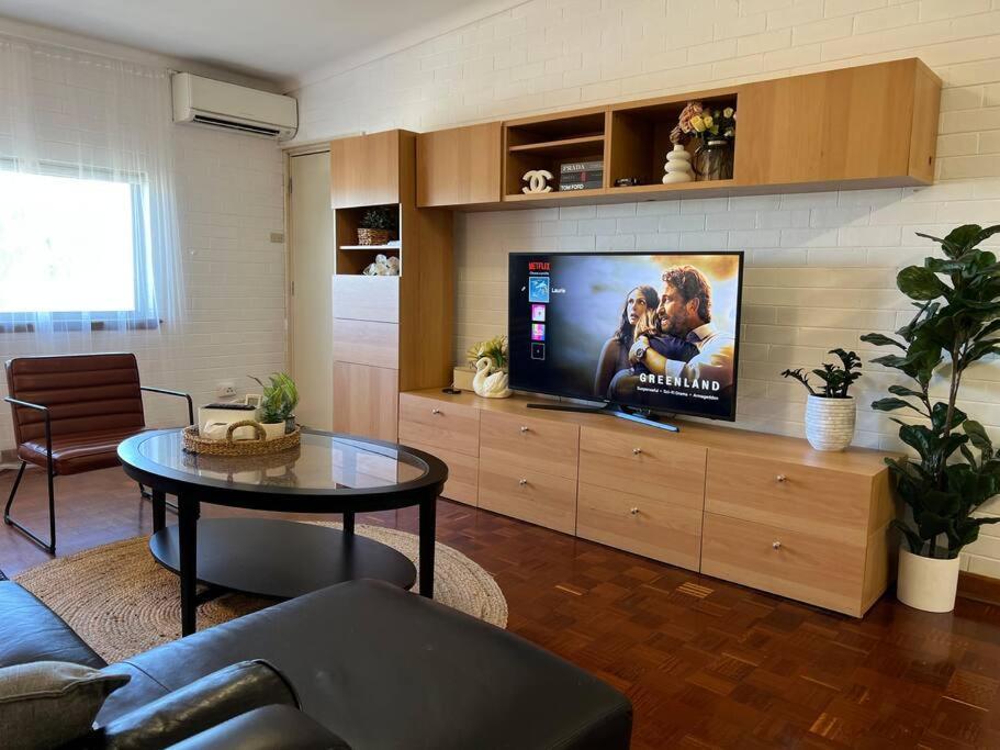 Humble & Cosy, In The Heart Of East Vic Park Apartment