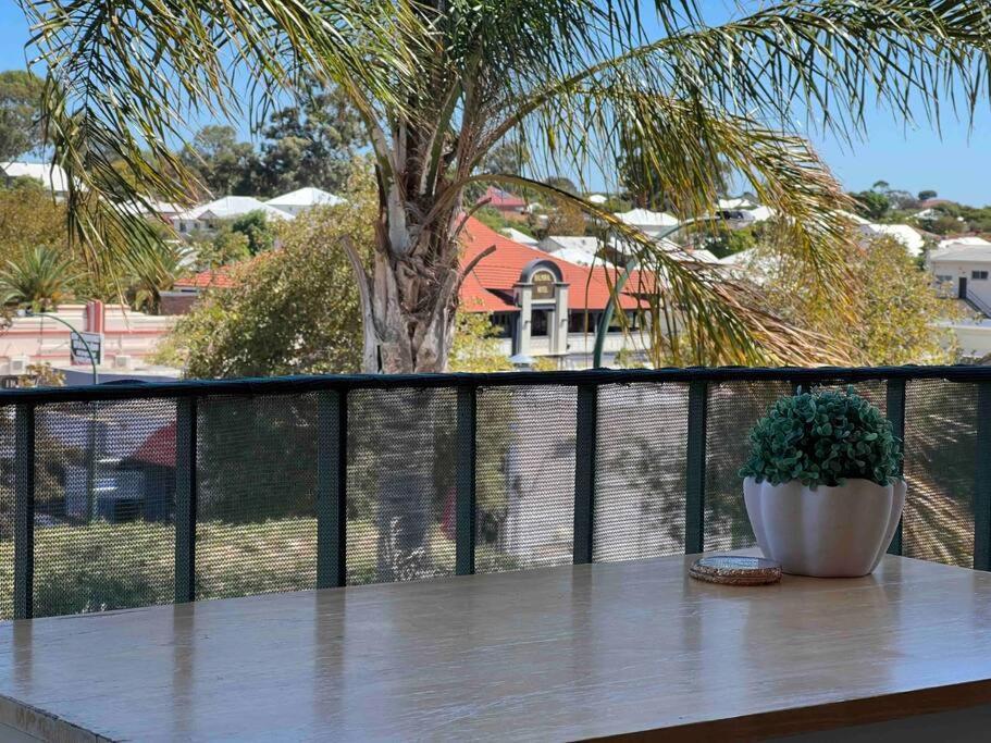 Humble & Cosy, In The Heart Of East Vic Park * Perth
