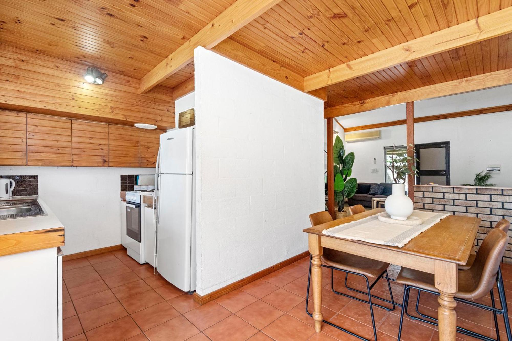 14 Cottesloe - Steps From - Sleeps 2 Apartment