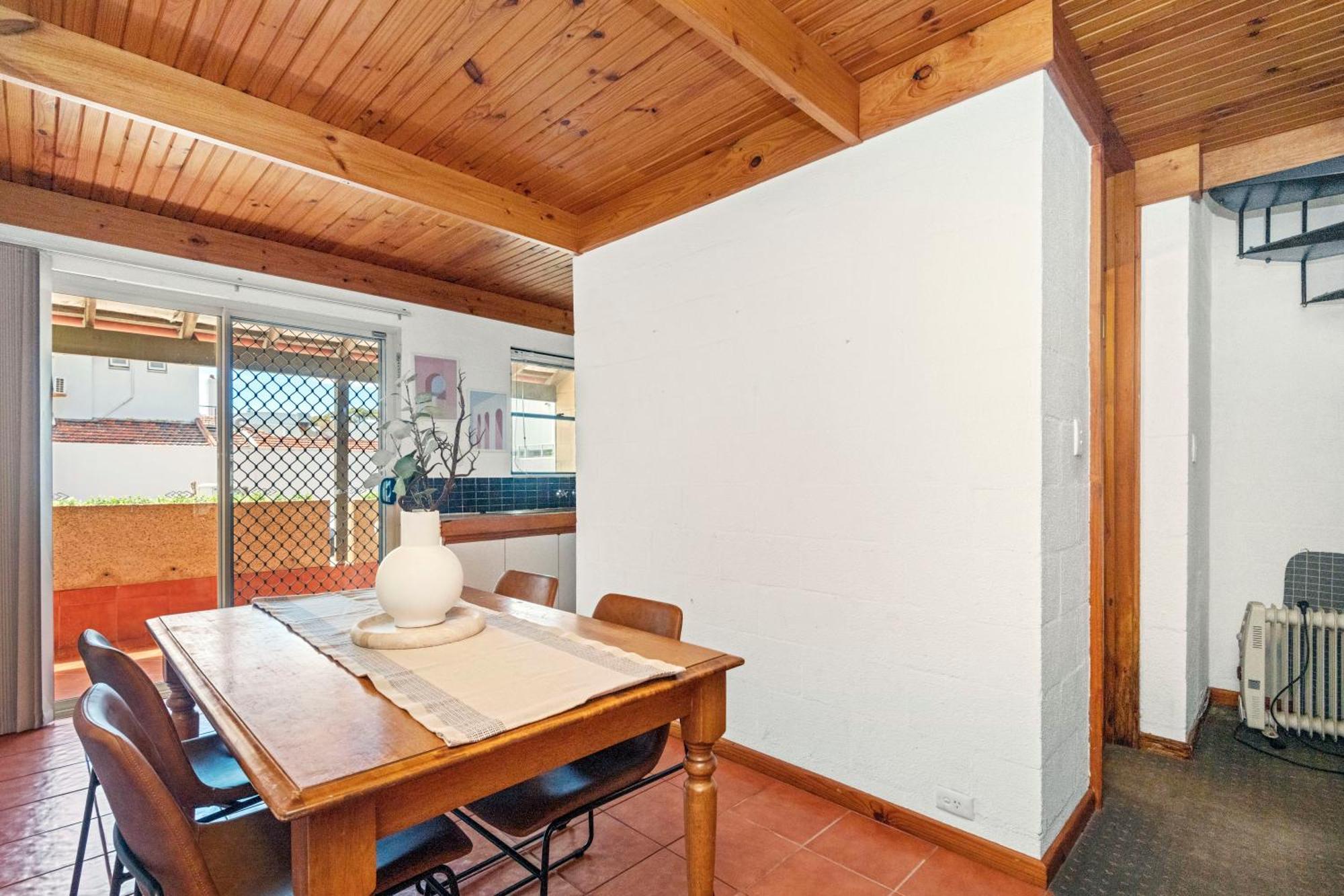 14 Cottesloe - Steps From - Sleeps 2 Apartment